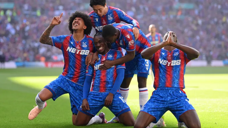Crystal Palace và Man City chạy đua trên