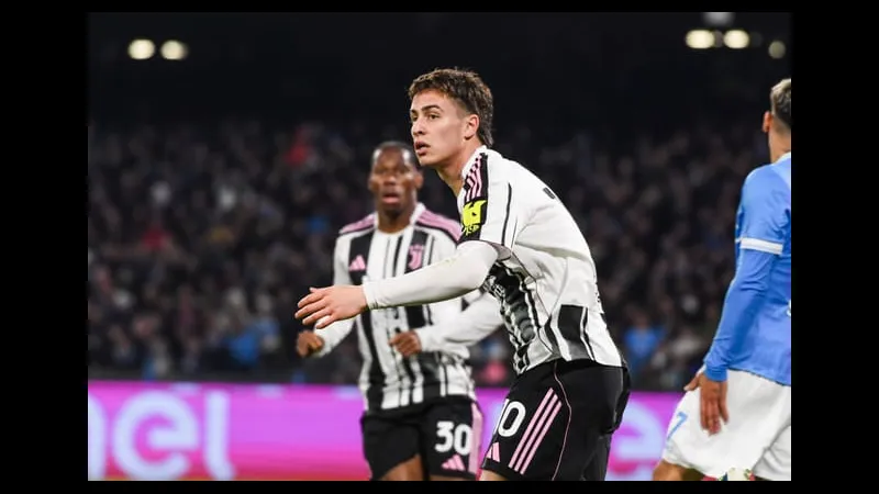 Cầu thủ Juventus dùng kỹ thuật vượt qua cầu thủ Pafos trong trận đấu bóng đá Cầu thủ Juventus dùng kỹ thuật vượt qua cầu thủ Pafos trong trận đấu bóng đá