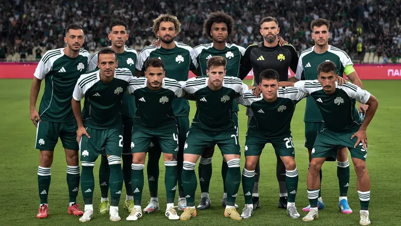 Cầu thủ Kavala chống lại cầu thủ Panathinaikos trong trận đấu Cầu thủ Kavala chống lại cầu thủ Panathinaikos trong trận đấu